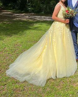 Sherri Hill Yellow Size 6 Floor Length Prom Ball gown on Queenly