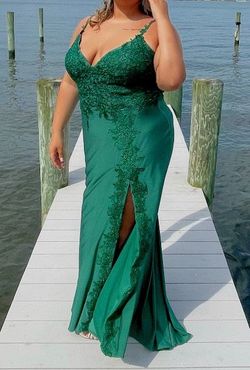 Trendz Green Size 20 Floor Length Plus Size Prom Homecoming Straight Dress on Queenly