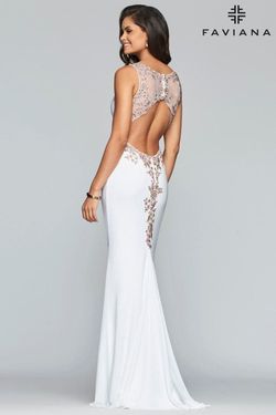 Style S7999 Faviana White Size 6 V Neck Mermaid Dress on Queenly
