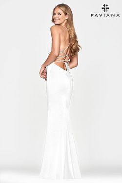 Style S10661 Faviana White Size 6 Fitted V Neck Tall Height Mermaid Dress on Queenly