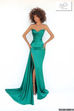 Style 51144 Tarik Ediz Green Size 6 Floor Length Emerald Prom Side slit Dress on Queenly