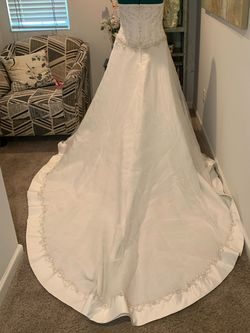 David's Bridal White Size 16 Wedding Floor Length Train Dress on Queenly