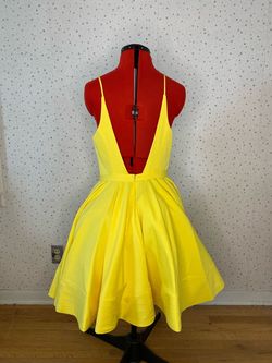 Mac Duggal Yellow Size 8 Flare Prom Cocktail Dress on Queenly