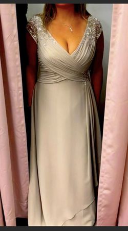 Nude Size 10 Straight Dress on Queenly