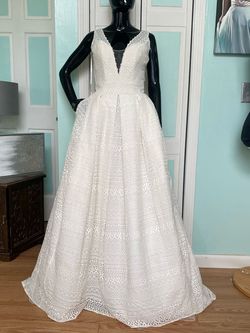 Sweetheart White Size 10 Floor Length A-line Dress on Queenly