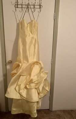 Rachel Allen Couture  Yellow Size 4 Halter Midi Fitted Mermaid Dress on Queenly