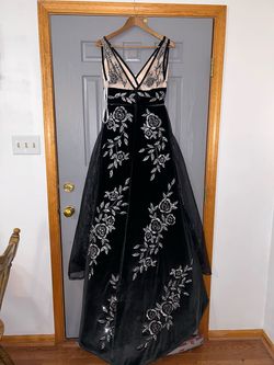 Mac Duggal Black Size 6 Floor Length Ball gown on Queenly