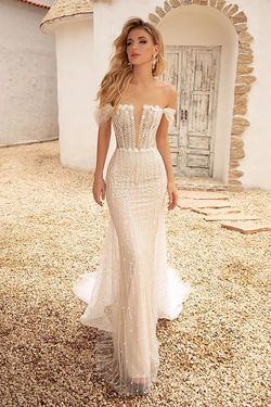 Style Curvy Holly Chic Nostalgia Nude Size 18 Tulle Floor Length Ivory Mermaid Dress on Queenly