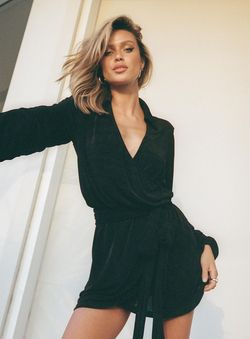 Style 1178709 Princess Polly Black Size 4 Plunge Mini Cocktail Dress on Queenly