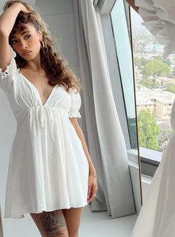 Style 1142801 Princess Polly White Size 6 Euphoria V Neck Sleeves Summer Cocktail Dress on Queenly