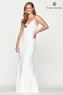 Style S10508 Faviana White Size 10 V Neck Pageant Fitted Lace Straight Dress on Queenly