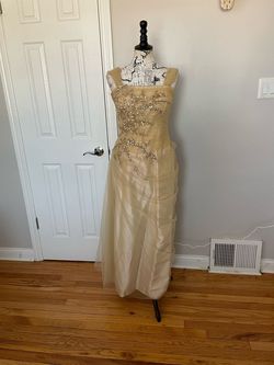 Mon Cheri Gold Size 4 Sequined Summer Cocktail Dress on Queenly