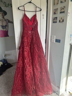 Ellie Wilde Red Size 2 Shiny Floor Length Black Tie Ball gown on Queenly