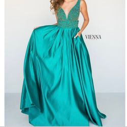 Vienna Green Size 2 Floor Length A-line Dress on Queenly