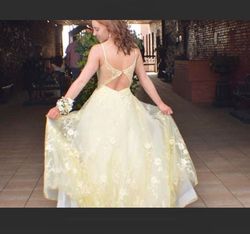 Ellie Wilde Yellow Size 0 Sheer Floor Length Cut Out Prom Ball gown on Queenly