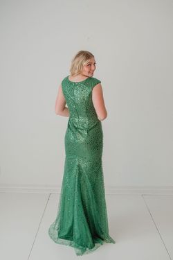 Style MALEEKA_EMERALDGREEN14_F1F27 Madison James Green Size 14 High Neck Fitted Straight Dress on Queenly
