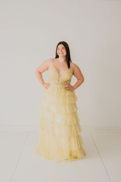 Style ANGELA Coya Yellow Size 12 Tall Height Plunge Prom Plus Size Black Tie Ball gown on Queenly