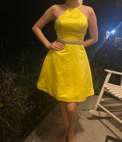 Ashley Lauren Yellow Size 4 $300 Cocktail Dress on Queenly