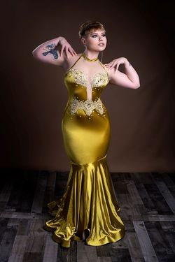 MYSTiiK Styles  Green Size 8 Medium Height Prom Military Mermaid Dress on Queenly