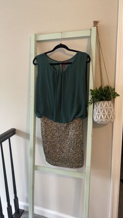 5/548 Gold Size 4 Euphoria Midi Cocktail Dress on Queenly