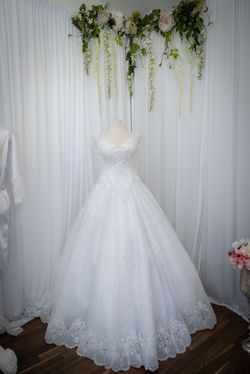White Size 6 Ball gown on Queenly