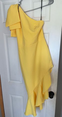 Lavish Alice Yellow Size 4 Cocktail Dress on Queenly
