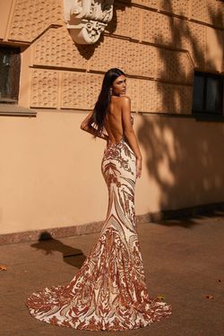 Style Ariya Alamour The Label Gold Size 12 Pattern Plunge Floor Length Mermaid Dress on Queenly