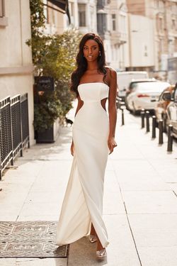 Style Arwen Alamour The Label White Size 4 Euphoria Strapless Mini Engagement Side slit Dress on Queenly