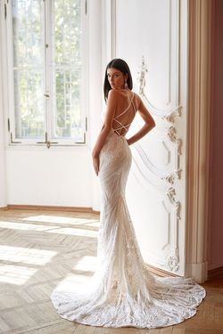 Style Ciara Alamour The Label White Size 0 Plunge Floor Length Mermaid Dress on Queenly