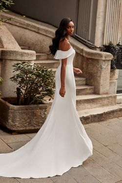 Style Crystal Alamour The Label White Size 20 Tall Height Mini Crystal Floor Length Plus Size Straight Dress on Queenly