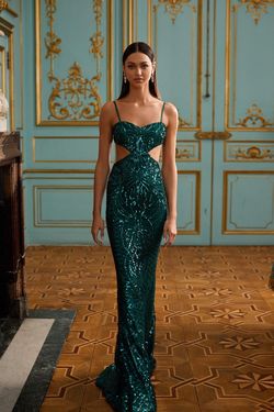 Style Selene Alamour The Label Green Size 20 Cut Out Sweetheart Floor Length Straight Dress on Queenly