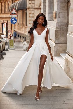 Style Keri Alamour The Label White Size 0 Keri V Neck A-line Side slit Dress on Queenly
