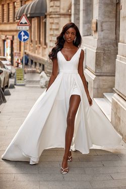 Style Keri Alamour The Label White Size 12 Keri V Neck A-line Side slit Dress on Queenly