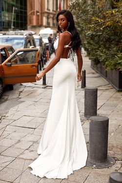 Style Catriane Alamour The Label White Size 0 Cut Out Floor Length Prom Straight Dress on Queenly
