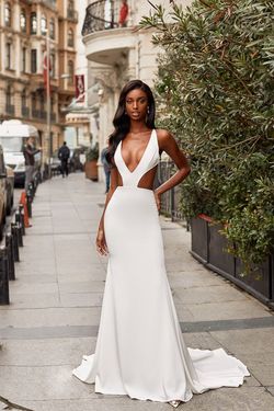 Style Catriane Alamour The Label White Size 0 Floor Length Plunge Straight Dress on Queenly