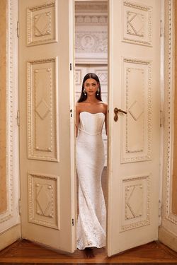Style Cora Alamour The Label White Size 12 Train Military Floor Length Mermaid Dress on Queenly