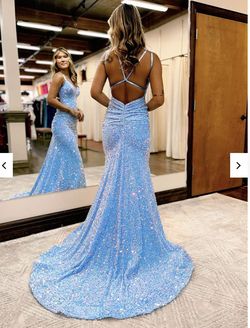 Llella Blue Size 4 Train Floor Length V Neck Mermaid Dress on Queenly