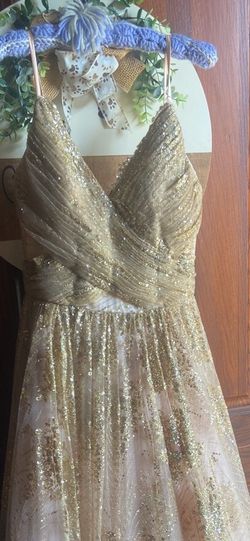 Camille La Vie Gold Size 4 Homecoming Prom Medium Height Free Shipping Train Dress on Queenly