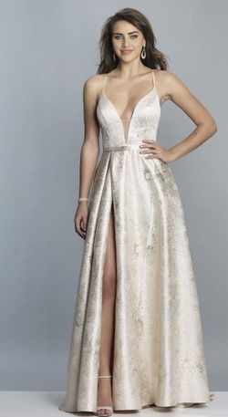Style -1 Dave and Johnny Nude Size 4 Prom Floor Length Winter Formal Pageant Straight Dress on Queenly