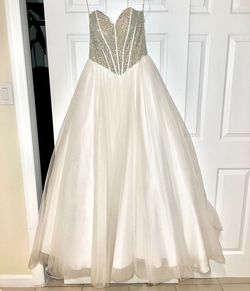 Style -1 White Size 6 Ball gown on Queenly