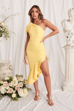 Style CAROLINE Lavish Alice Yellow Size 14 Caroline Plus Size Side slit Dress on Queenly