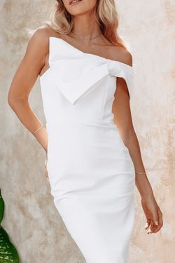 Style AMORA Lavish Alice White Size 6 Tall Height Bachelorette Bridal Shower Cocktail Dress on Queenly