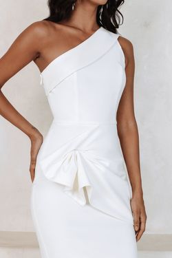 Style AVERY Lavish Alice White Size 2 Polyester One Shoulder Cocktail Dress on Queenly