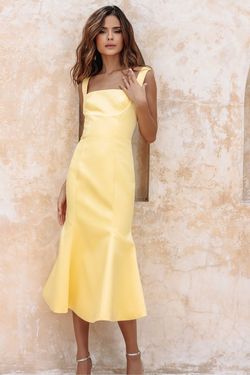 Style LAINEY Lavish Alice Yellow Size 14 Satin Cocktail Dress on Queenly