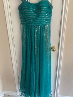 La Femme Green Size 12 Plus Size Wedding Guest Straight Dress on Queenly