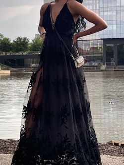 Windsor Black Size 0 Lace Side slit Dress on Queenly