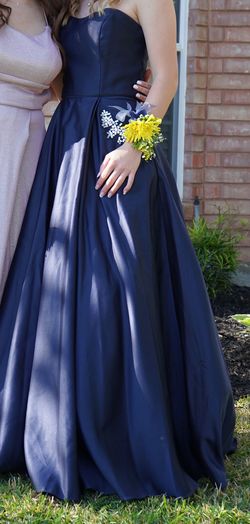 Windsor Blue Size 4 Prom Pageant Ball gown on Queenly