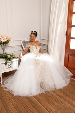 Style Genevieve Luxe Collection Bridal White Size 10 Mermaid Tulle Sweetheart Sequined Ball gown on Queenly