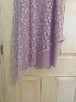 Style Sleeveless, scoop neck, asymmetrical floral lace overlay  ALEX MARIE Purple Size 4 Cocktail Dress on Queenly