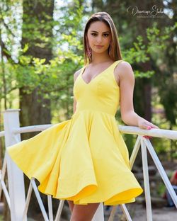 Mac Duggal Yellow Size 2 Interview Cocktail Dress on Queenly